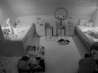 voyeurcam-julmodels-greybed-3