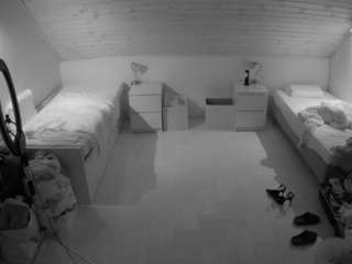 voyeurcam-julmodels-greybed-3