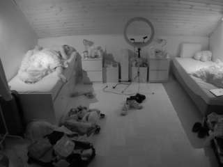 voyeurcam-julmodels-greybed-3