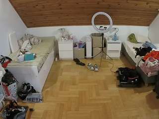 voyeurcam-julmodels-greybed-3