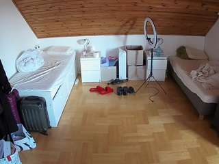 voyeurcam-julmodels-greybed-3