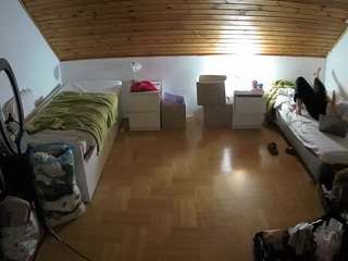 voyeurcam-julmodels-greybed-3