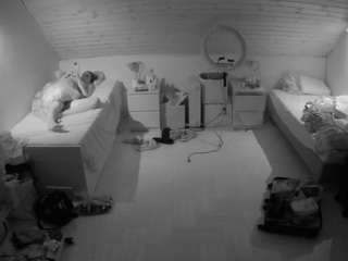 voyeurcam-julmodels-greybed-3