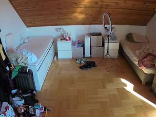 voyeurcam-julmodels-greybed-3