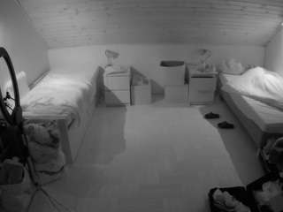 voyeurcam-julmodels-greybed-3