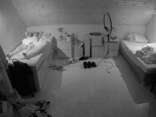 voyeurcam-julmodels-greybed-3