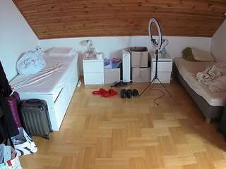 voyeurcam-julmodels-greybed-3