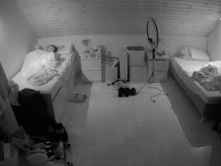 voyeurcam-julmodels-greybed-3