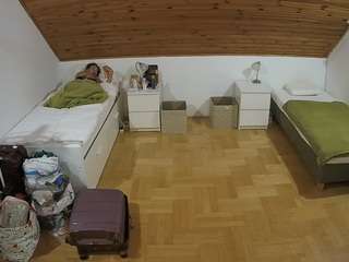 voyeurcam-julmodels-greybed-3