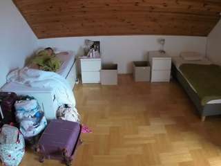 voyeurcam-julmodels-greybed-3