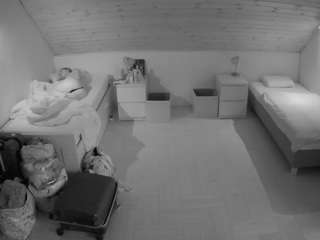 voyeurcam-julmodels-greybed-3