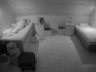 voyeurcam-julmodels-greybed-3
