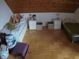 voyeurcam-julmodels-greybed-3