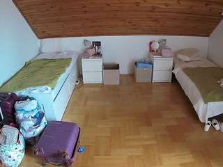voyeurcam-julmodels-greybed-3