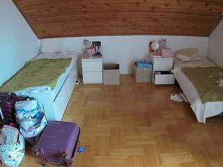 voyeurcam-julmodels-greybed-3
