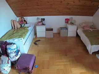 voyeurcam-julmodels-greybed-3