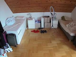 voyeurcam-julmodels-greybed-3