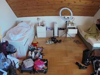 voyeurcam-julmodels-greybed-3