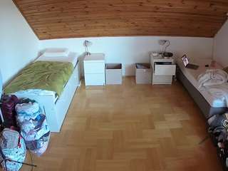 voyeurcam-julmodels-greybed-3