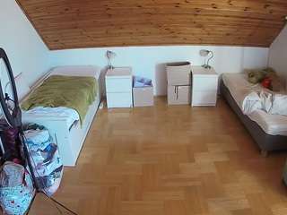 voyeurcam-julmodels-greybed-3