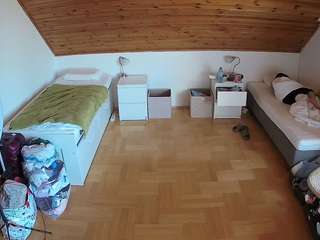voyeurcam-julmodels-greybed-3