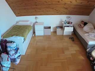 voyeurcam-julmodels-greybed-3