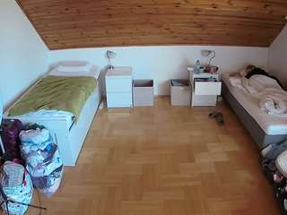 voyeurcam-julmodels-greybed-3