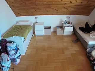 voyeurcam-julmodels-greybed-3