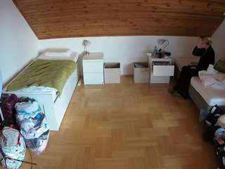 voyeurcam-julmodels-greybed-3