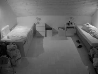 voyeurcam-julmodels-greybed-3