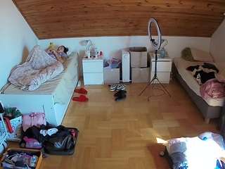 voyeurcam-julmodels-greybed-3
