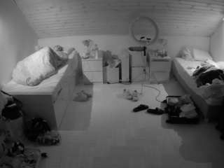 voyeurcam-julmodels-greybed-3
