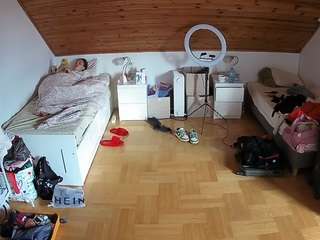 voyeurcam-julmodels-greybed-3