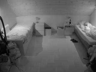 voyeurcam-julmodels-greybed-3