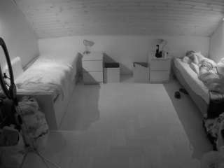 voyeurcam-julmodels-greybed-3