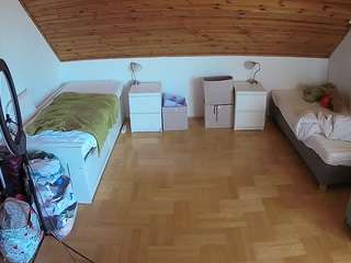 voyeurcam-julmodels-greybed-3