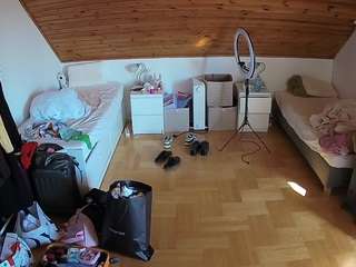 voyeurcam-julmodels-greybed-3