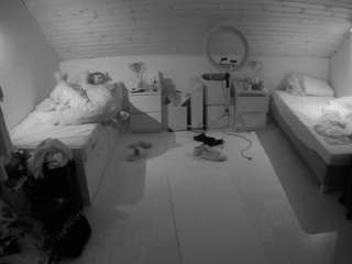 voyeurcam-julmodels-greybed-3