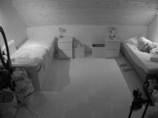 voyeurcam-julmodels-greybed-3