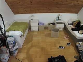 voyeurcam-julmodels-greybed-3