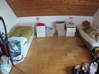 voyeurcam-julmodels-greybed-3