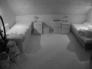 voyeurcam-julmodels-greybed-3