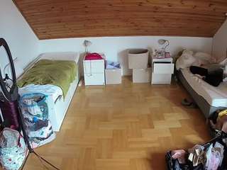voyeurcam-julmodels-greybed-3
