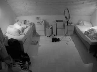 voyeurcam-julmodels-greybed-3