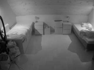 voyeurcam-julmodels-greybed-3