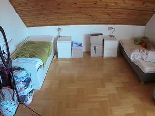 voyeurcam-julmodels-greybed-3