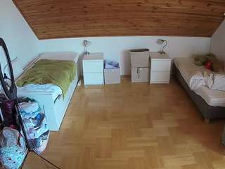 voyeurcam-julmodels-greybed-3