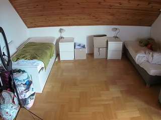 voyeurcam-julmodels-greybed-3