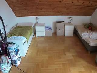 voyeurcam-julmodels-greybed-3