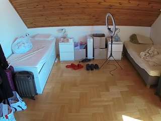 voyeurcam-julmodels-greybed-3